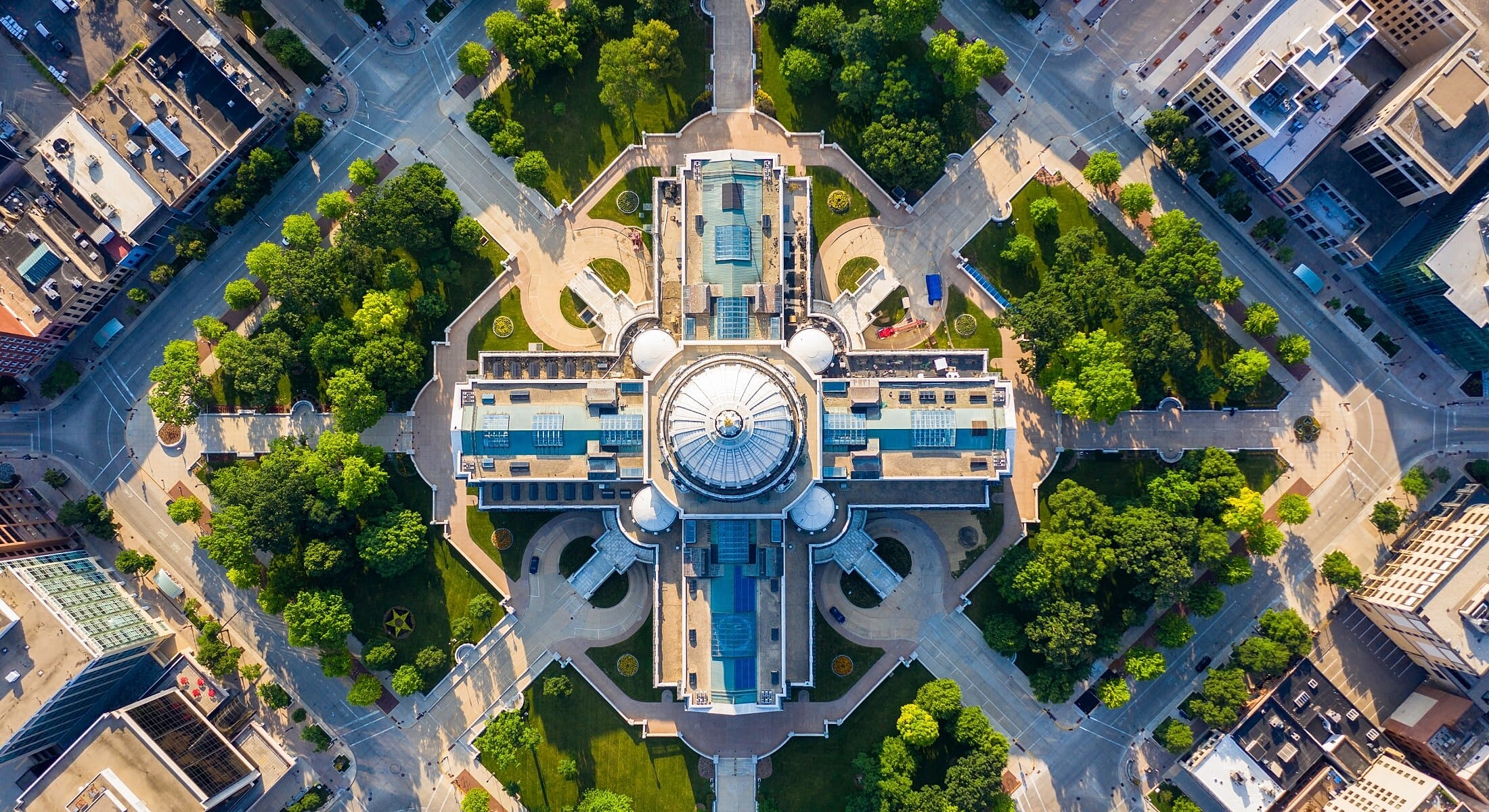 Aerial view of urban park and building.